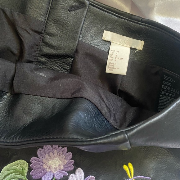 H&M mini skirt - Picture 2 of 2